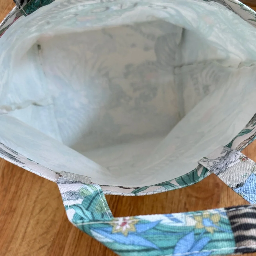 Gucci Beauty Jungle Print Small Canvas Tote GWP - Picture 3 of 5